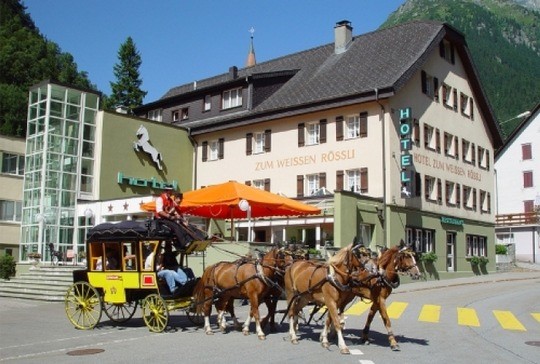 Best_of_Swiss_Gastro_Blogbeitrag_Mountain_Food_fuehrt_zum_weissen_Roessli_in_Goeschenen_weiter_Kutsche_Header