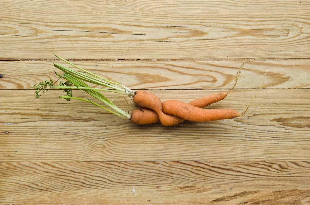 Bizarre-tied-carrots