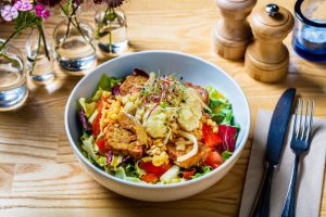 best-of-swiss-gastro-blogbeitrag-lilly-jo-plaza-basel-bio-tempeh-salat